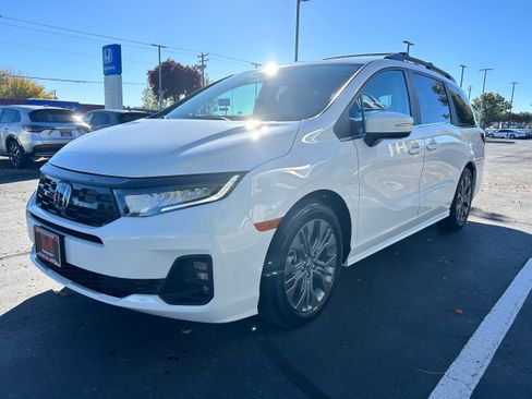 New 2026 Honda Odyssey Touring image 3