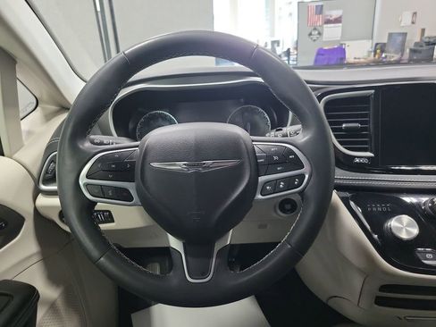 Used 2022 Chrysler Pacifica Touring-L AWD/4WD image 33