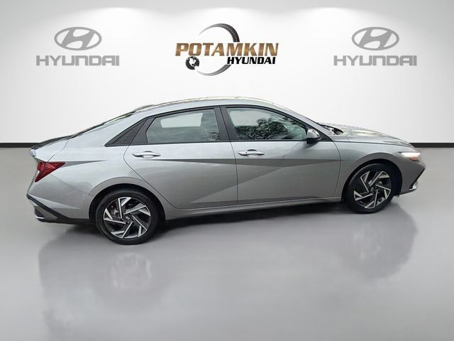 Certified 2025 Hyundai Elantra Sport FWD image 4