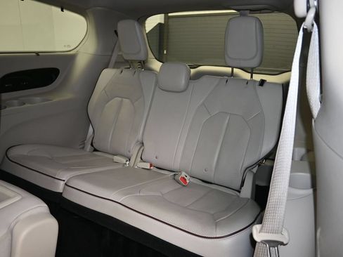 Used 2017 Chrysler Pacifica Limited w/ UConnect Theater Package FWD image 23