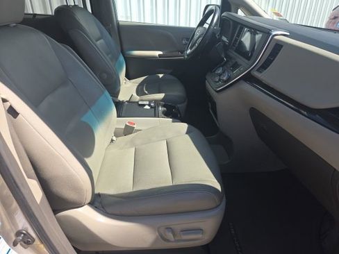 Used 2015 Toyota Sienna XLE image 10