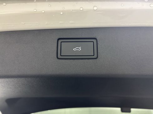 New 2026 Volkswagen Tiguan SE R-Line AWD/4WD image 18