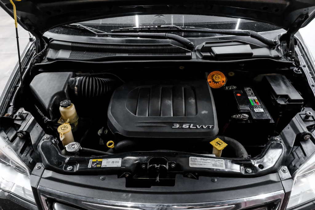 Used 2015 Chrysler Town & Country Touring w/ Driver Convenience Group FWD image 57