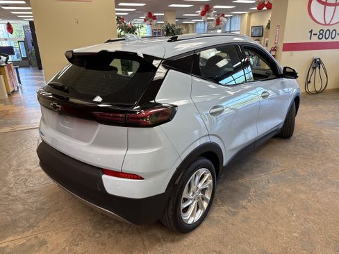Used 2023 Chevrolet Bolt EUV LT FWD image 11