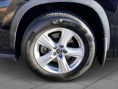 Used 2024 Toyota Highlander LE image 9