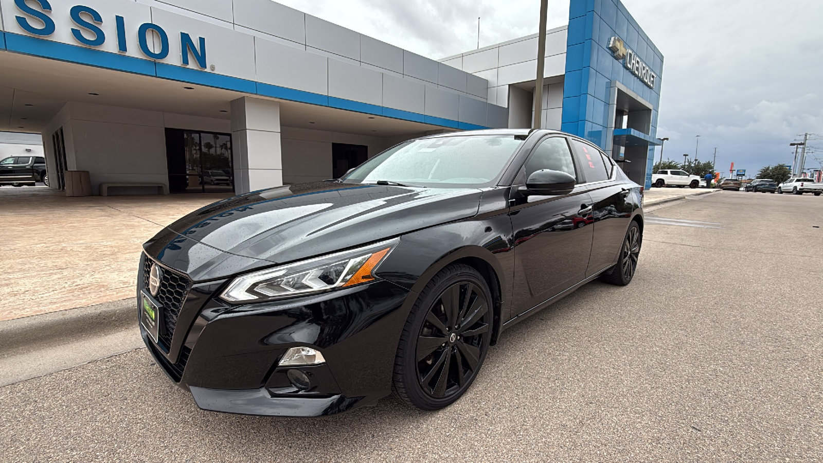 Used 2022 Nissan Altima 2.5 SR w/ Midnight Edition Package FWD image 2