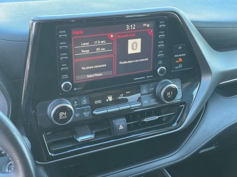 Used 2021 Toyota Highlander LE image 16