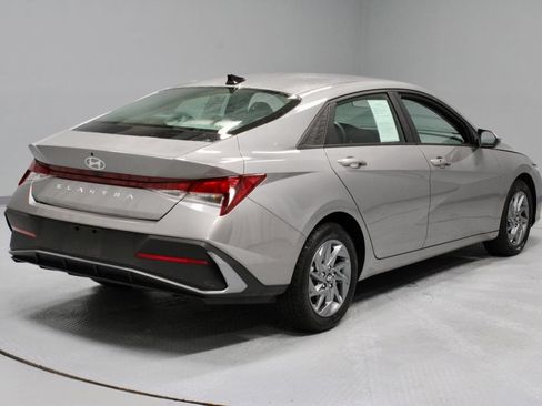 Used 2024 Hyundai Elantra SEL FWD image 12