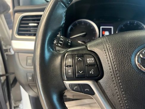 Used 2019 Toyota Highlander XLE AWD/4WD image 16
