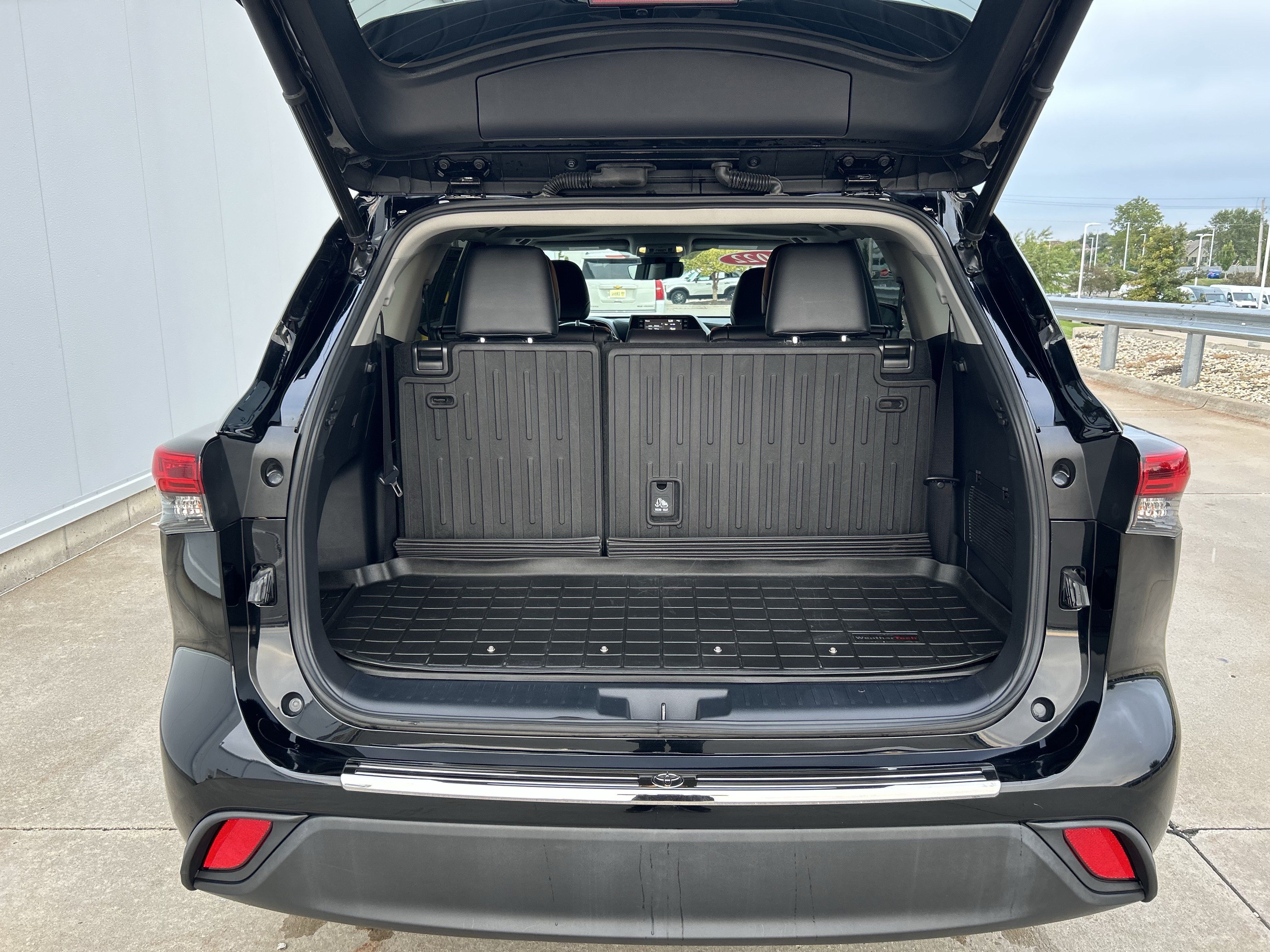 Used 2022 Toyota Highlander XLE AWD/4WD image 11