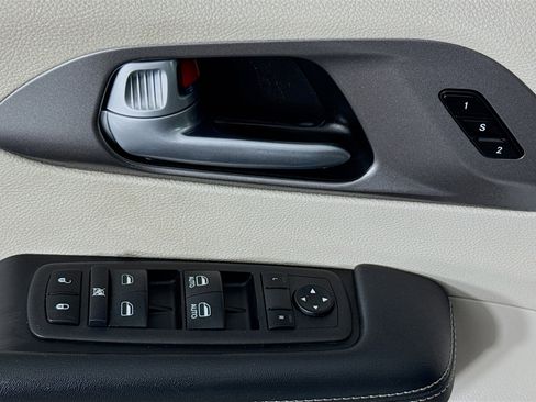 Used 2024 Chrysler Pacifica Touring-L FWD image 23