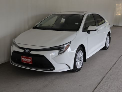 Used 2025 Toyota Corolla XLE FWD image 26
