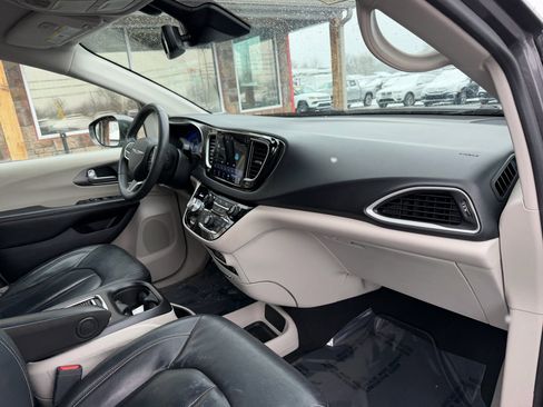 Used 2022 Chrysler Pacifica Touring-L image 23