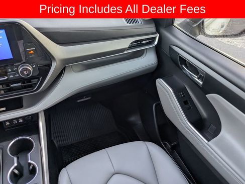 Used 2023 Toyota Highlander XLE FWD image 18