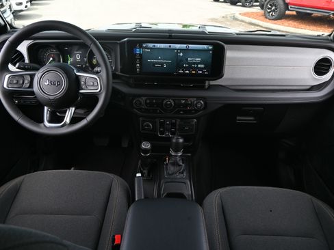Used 2025 Jeep Wrangler Unlimited Sahara AWD/4WD image 29