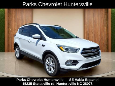 Used 2017 Ford Escape SE w/ Equipment Group 201A FWD image 1