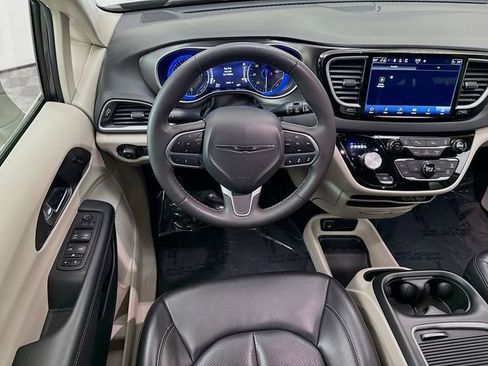 Used 2023 Chrysler Pacifica Touring-L image 20