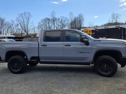 Used 2024 Chevrolet Silverado 2500 ZR2 w/ Technology Package image 2