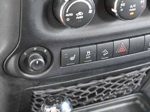 Used 2017 Jeep Wrangler Unlimited Rubicon w/ Connectivity Group AWD/4WD image 24