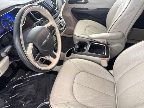 Used 2018 Chrysler Pacifica Limited FWD image 22