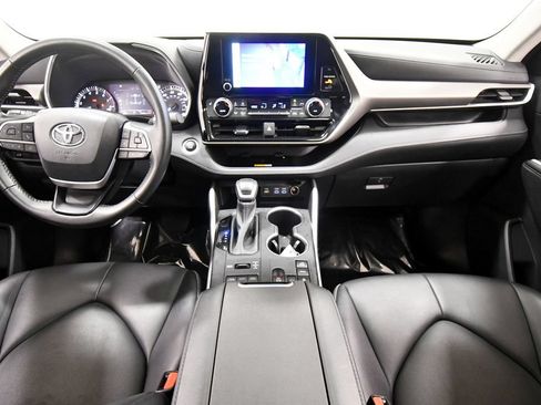 Used 2024 Toyota Highlander XLE AWD/4WD image 3