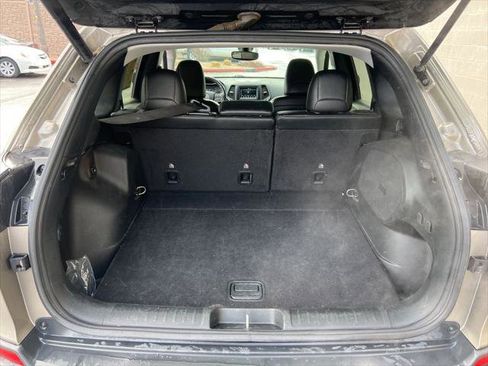 Certified 2019 Jeep Cherokee Latitude Plus w/ Comfort/Convenience Group image 25