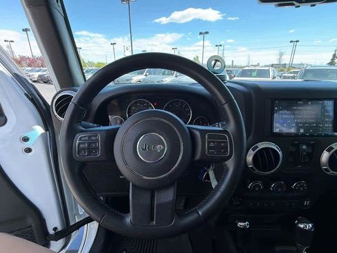 Used 2017 Jeep Wrangler Unlimited Sahara w/ Connectivity Group AWD/4WD image 11