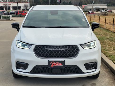 New 2026 Chrysler Pacifica Select image 2