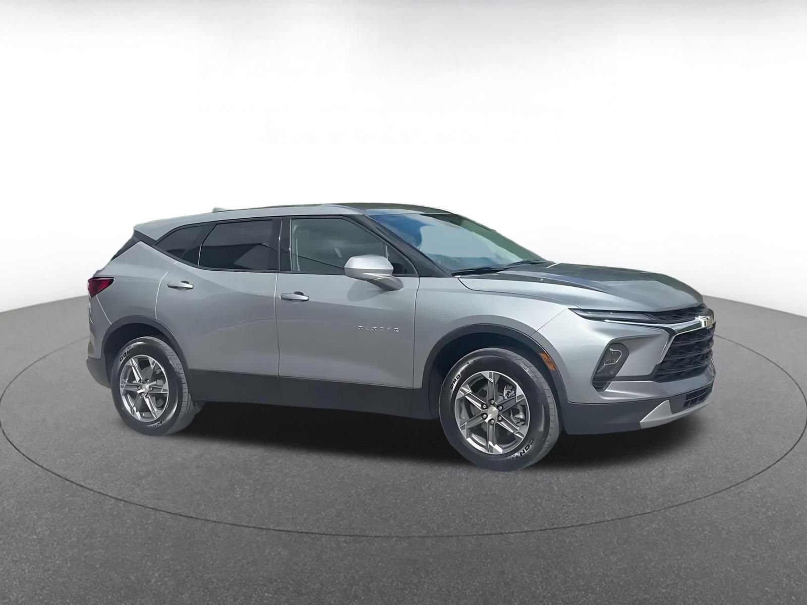 Used 2026 Chevrolet Blazer LT FWD image 2