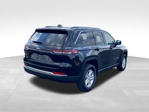 Used 2023 Jeep Grand Cherokee Laredo AWD/4WD image 3