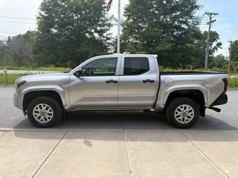 Used 2024 Toyota Tacoma SR w/ SR Upgrade Package AWD/4WD image 4