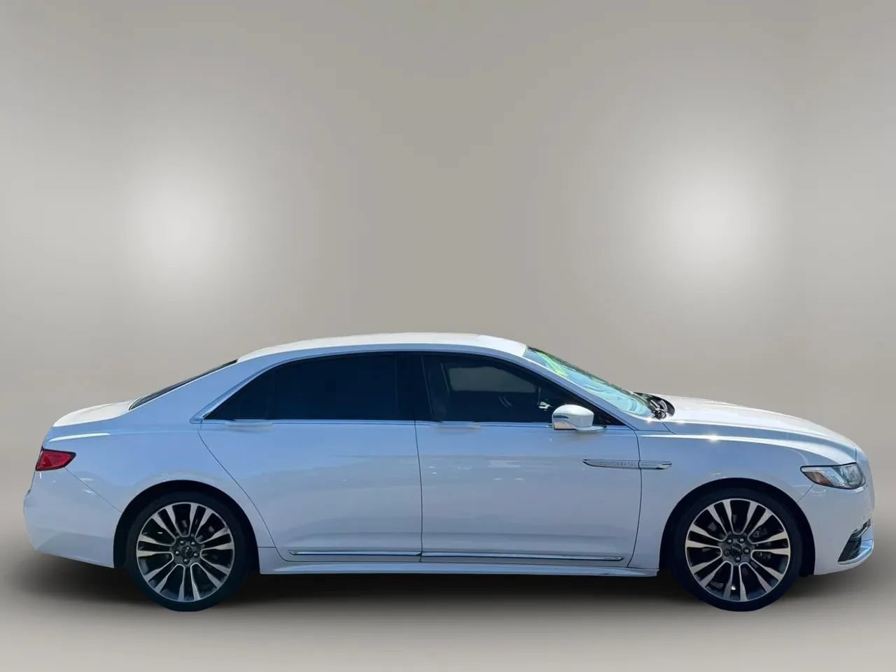 Used 2017 Lincoln Continental Select w/ Climate Package AWD/4WD image 9