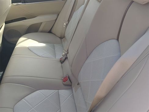 Used 2018 Toyota Camry XLE image 14