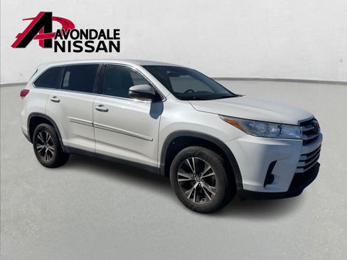 Used 2019 Toyota Highlander LE w/ Carpet Mat Package (TMS) image 4
