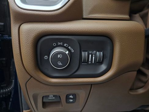 Used 2022 RAM 1500 Laramie AWD/4WD image 16