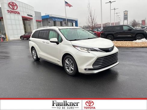 Used 2021 Toyota Sienna Limited image 2