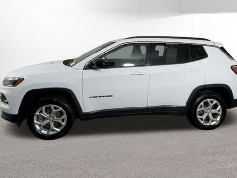Used 2024 Jeep Compass Latitude image 5
