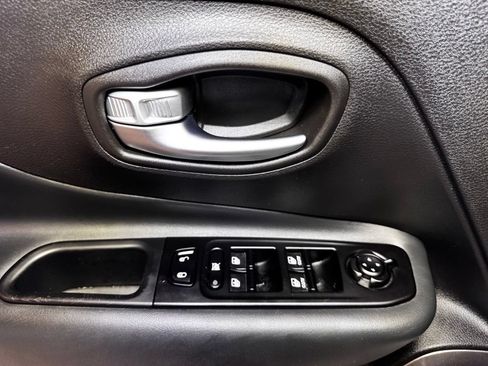 Used 2022 Jeep Renegade Latitude AWD/4WD image 22
