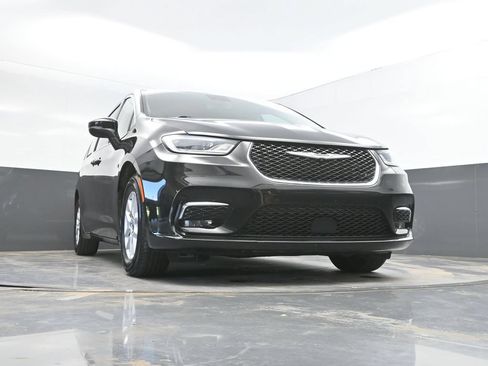 Used 2023 Chrysler Pacifica Touring-L FWD image 36