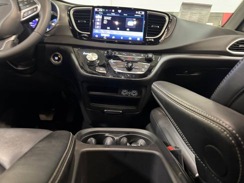 Used 2025 Chrysler Pacifica Select FWD image 20
