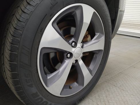 Used 2019 Jeep Cherokee Limited FWD image 31