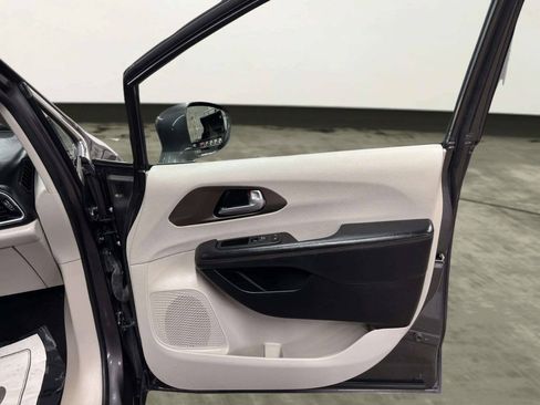 Used 2017 Chrysler Pacifica Touring-L Plus w/ Tire & Wheel Group FWD image 21