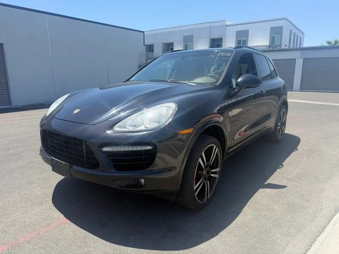 Used 2014 Porsche Cayenne Turbo S AWD/4WD image 2