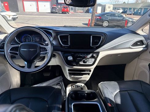 Used 2017 Chrysler Pacifica Limited image 18