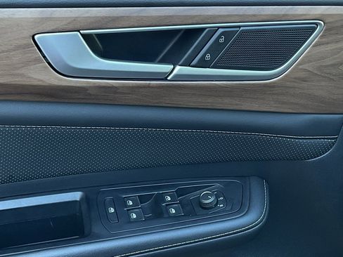 Used 2025 Volkswagen Atlas SE image 12