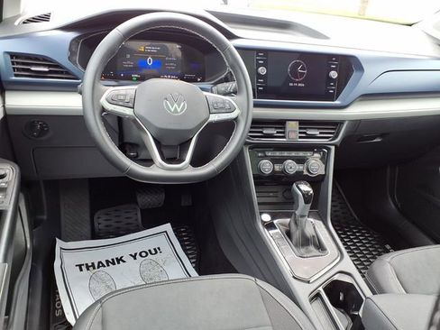 Used 2024 Volkswagen Taos SE w/ Panoramic Sunroof Package FWD image 6