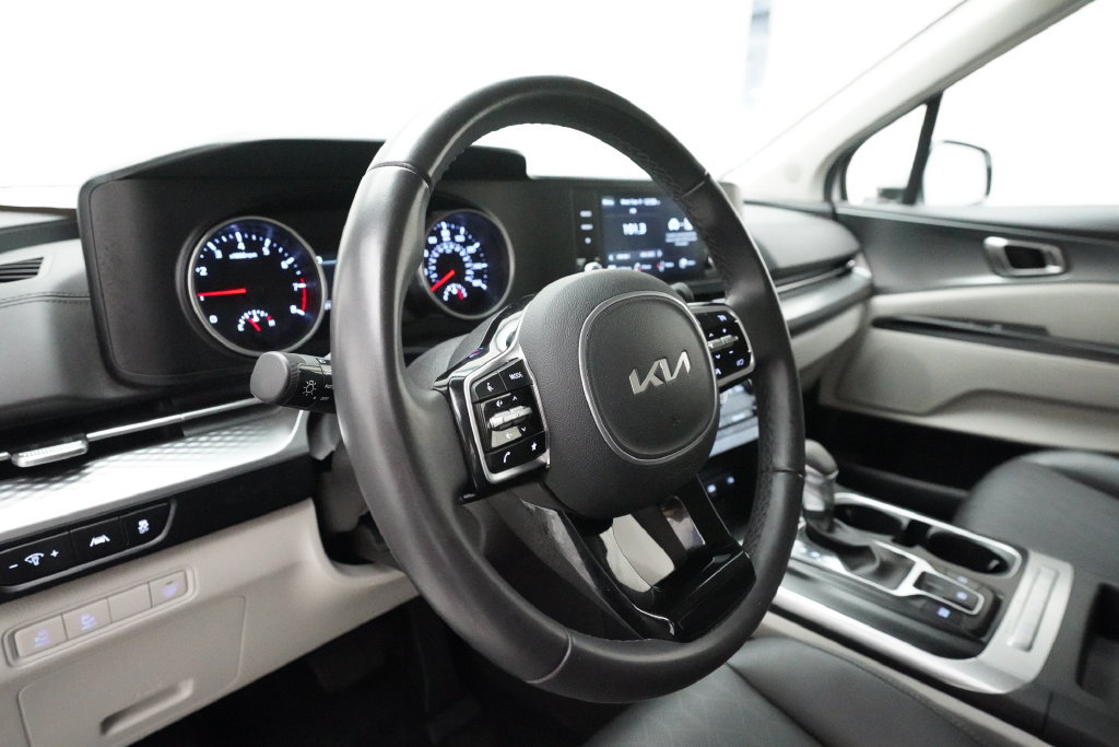 Used 2024 Kia Carnival LX FWD image 8