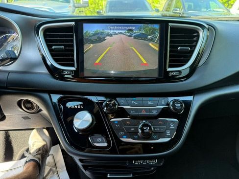 Used 2025 Chrysler Pacifica Select image 6