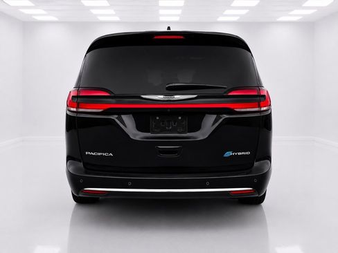 Used 2023 Chrysler Pacifica Limited w/ Uconnect Theater Family Group FWD image 8