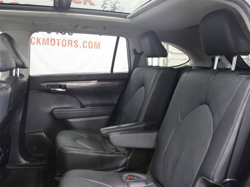Used 2022 Toyota Highlander Platinum AWD/4WD image 17